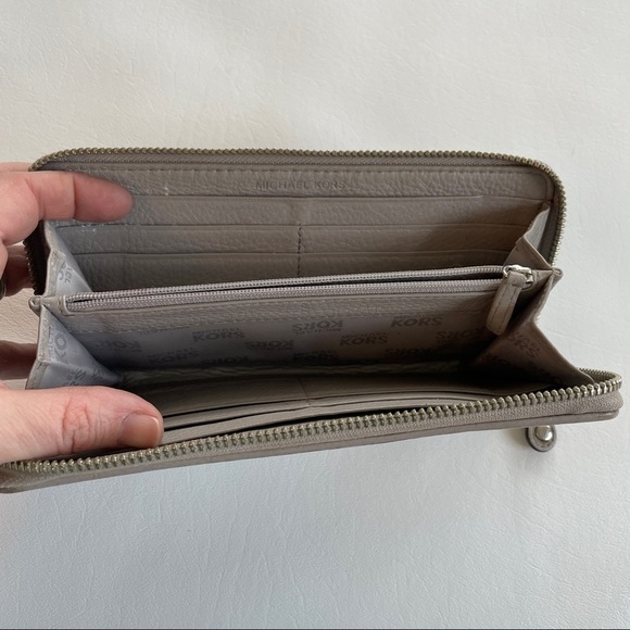 Michael Kors Moxley Zip Around Leather Continental Wallet in Pearl Gray - Picture 2 of 7